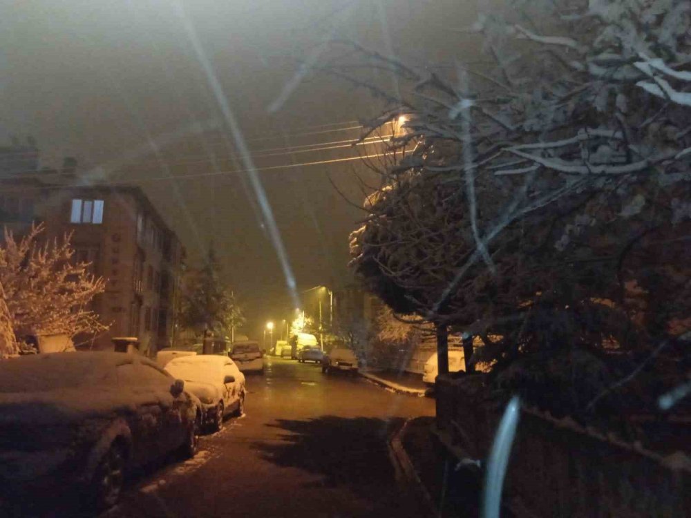 Afyonkarahisar’da kar yağışı etkili oldu