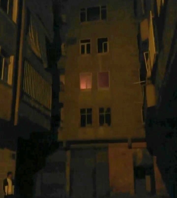 Ağır hasarlı apartmanın 2 ve 3'üncü katında yangın