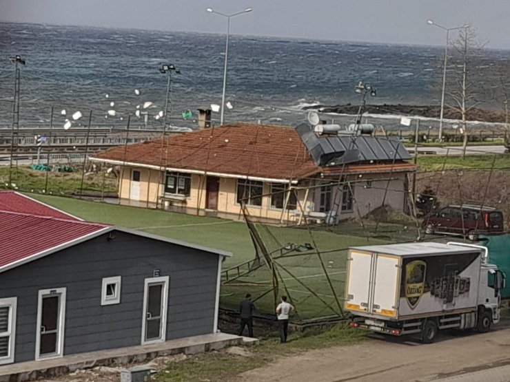 Doğu Karadeniz'de fırtına etkisi; çatı uçtu, ağaç devrildi