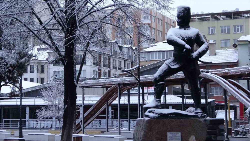 Geceden sabaha kadar yağan kar sonrası şehir güzelliğe büründü