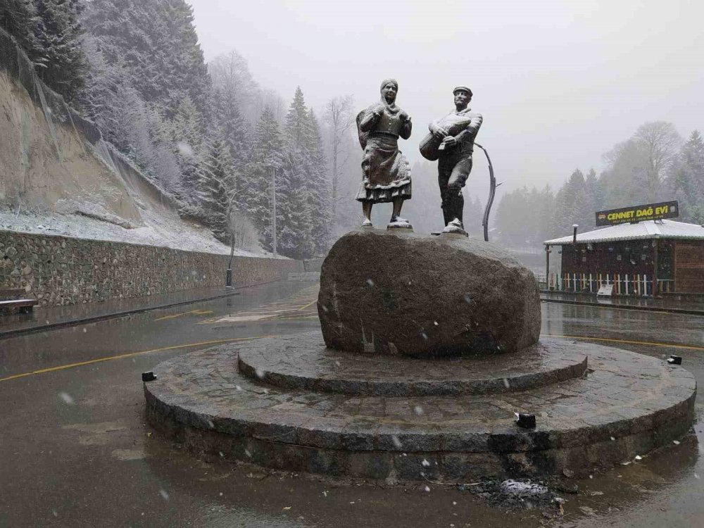 Ayder Yaylası ilkbaharda beyaza büründü