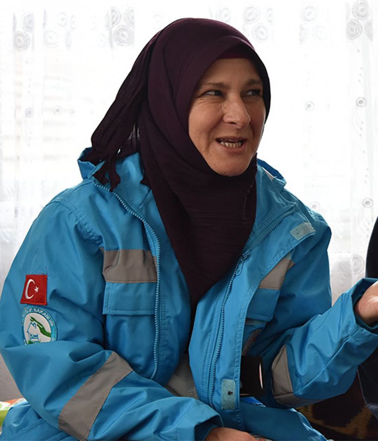 Eşini öldürdükten sonra öpüp, çekyatın üzerinde sızmış