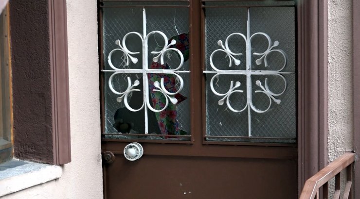 Eşini öldürdükten sonra öpüp, çekyatın üzerinde sızmış