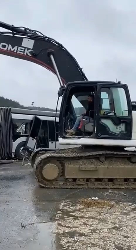 Metrobüs parçalama görüntüleri tartışmaya neden oldu