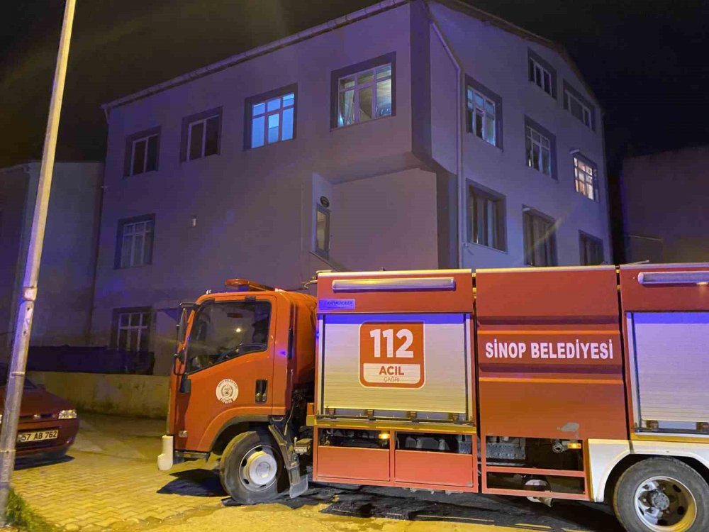 Şiddetli rüzgar ters yönde esti, 2 ayrı ikamette baca yangını çıktı