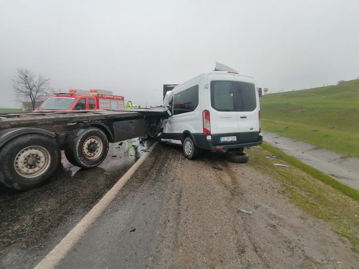 Batman'da minibüs ile TIR çarpıştı: 1 ölü, 4 yaralı
