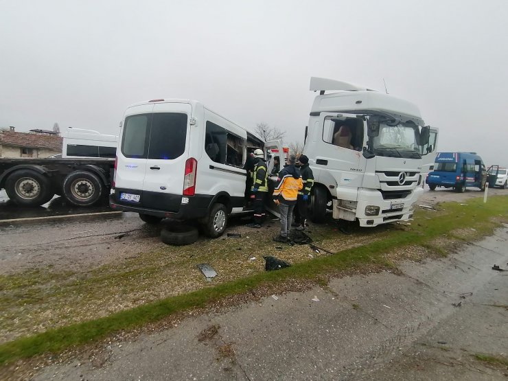 Batman'da minibüs ile TIR çarpıştı: 1 ölü, 4 yaralı