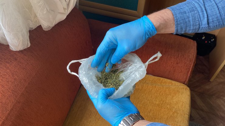 'Postacı' kılığına bürünen polis, uyuşturucu taciri 4 şüpheliyi gözaltına aldı