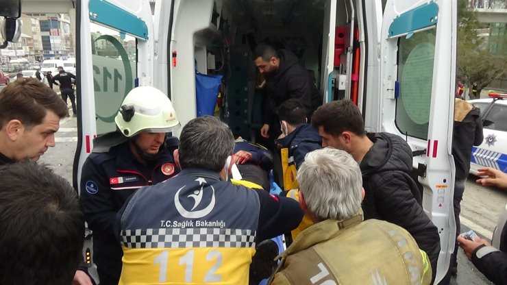 Servis midibüsü kaza yaptı, onlarca yaralı var