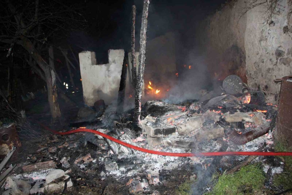 Anne kızın yaşadığı ev, yangında küle döndü