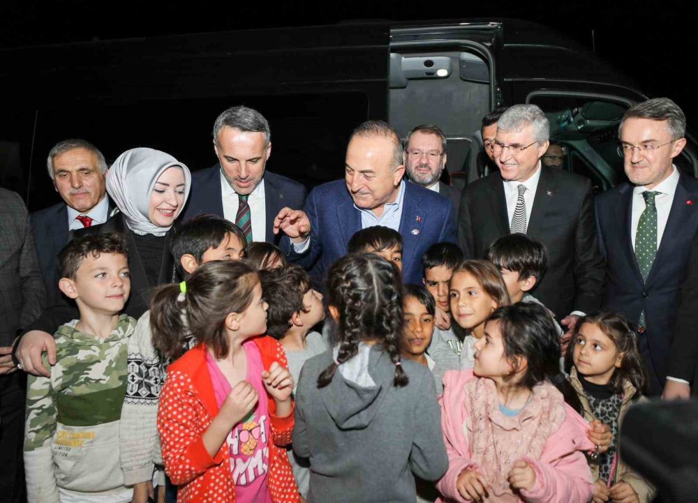Bakan Çavuşoğlu depremzede ailelerle bir araya geldi