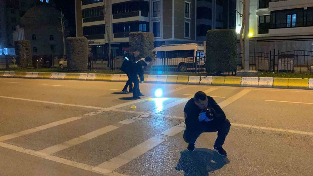 İki ayrı otomobilden birbirlerine ateş açtılar