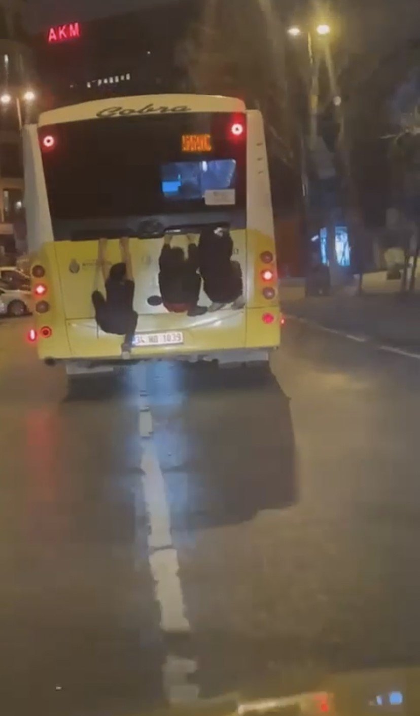 İstanbul’da İETT otobüsünün arkasında ’örümcek adam’ yolculuğu kamerada