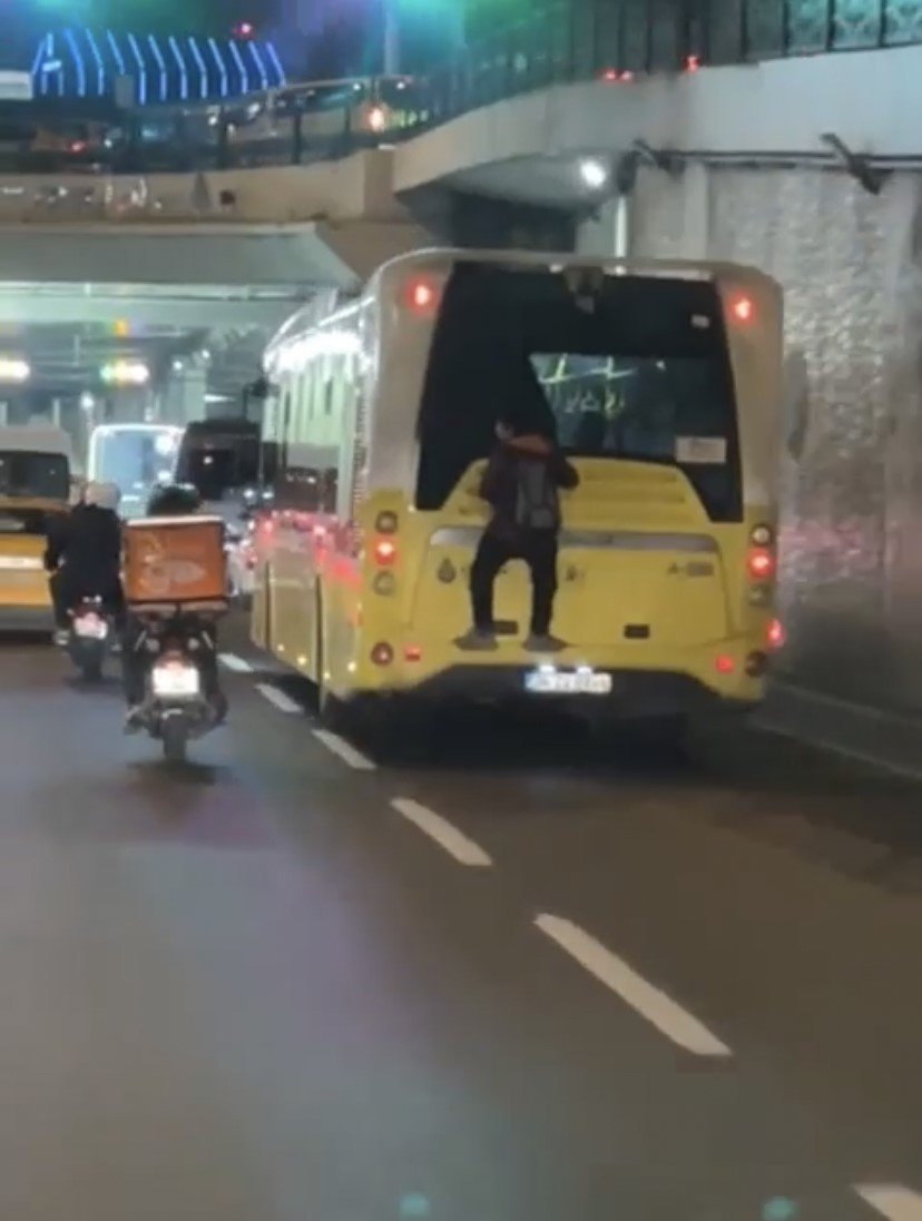 İstanbul’da İETT otobüsünün arkasında ’örümcek adam’ yolculuğu kamerada