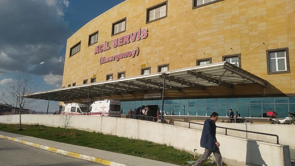 Kafasından bıçaklanan genç ağır yaralandı