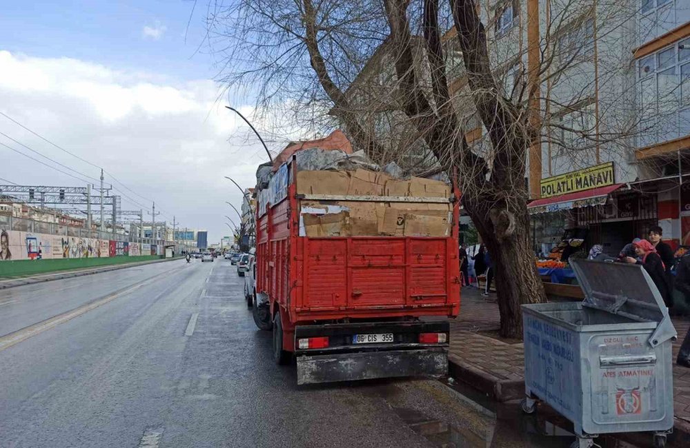 Kamyonete iki motosikletli çarptı