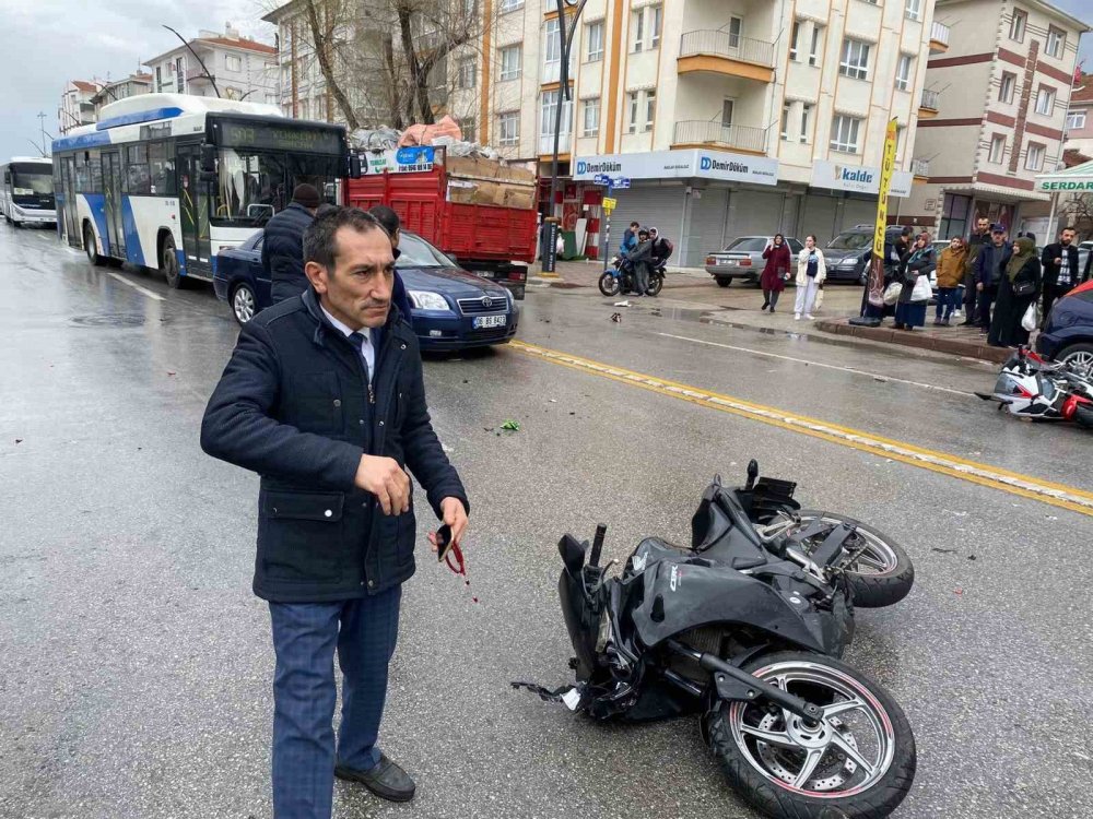 Kamyonete iki motosikletli çarptı