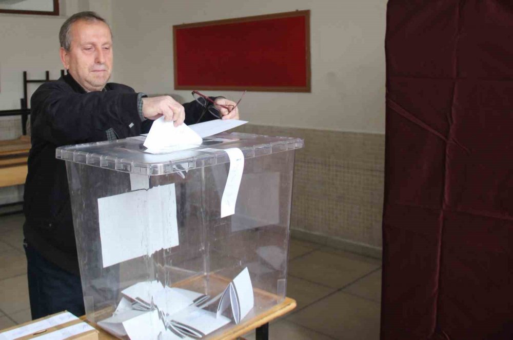 Konya'da vatandaşlar oy kullanmaya başladı