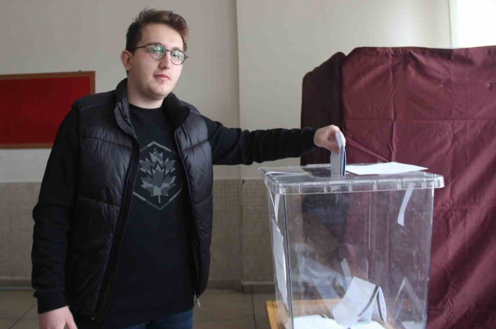 Konya'da vatandaşlar oy kullanmaya başladı