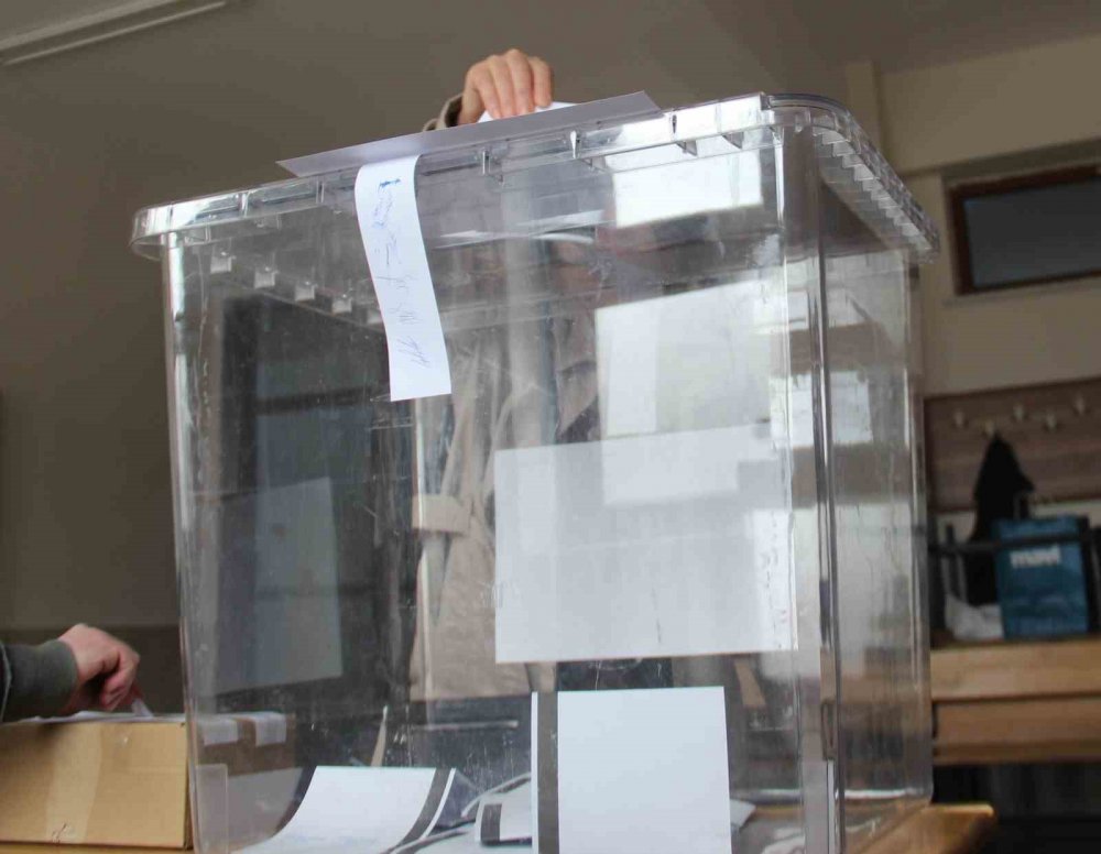 Konya'da vatandaşlar oy kullanmaya başladı