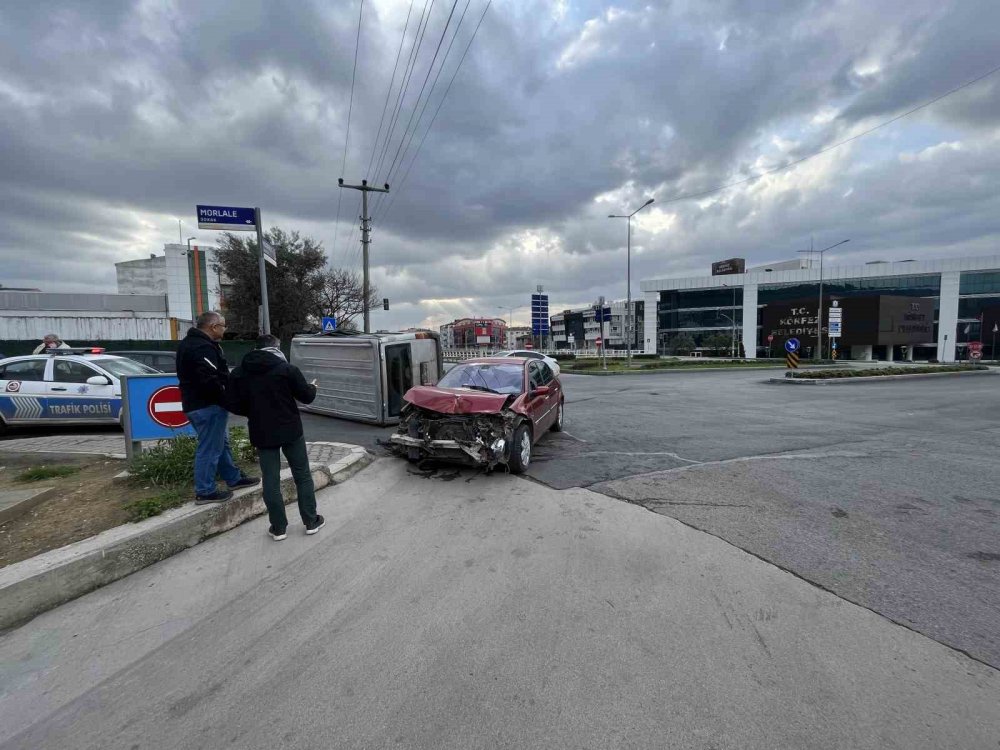 Otomobil ile çarpışan minibüs yan yattı: 1 yaralı