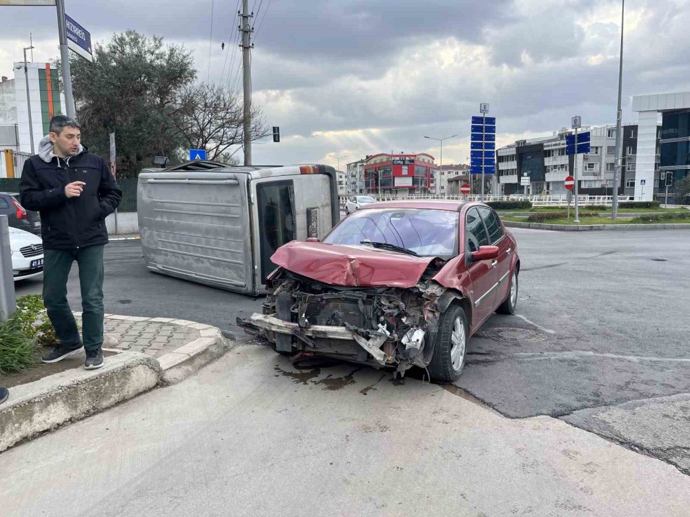 Otomobil ile çarpışan minibüs yan yattı: 1 yaralı