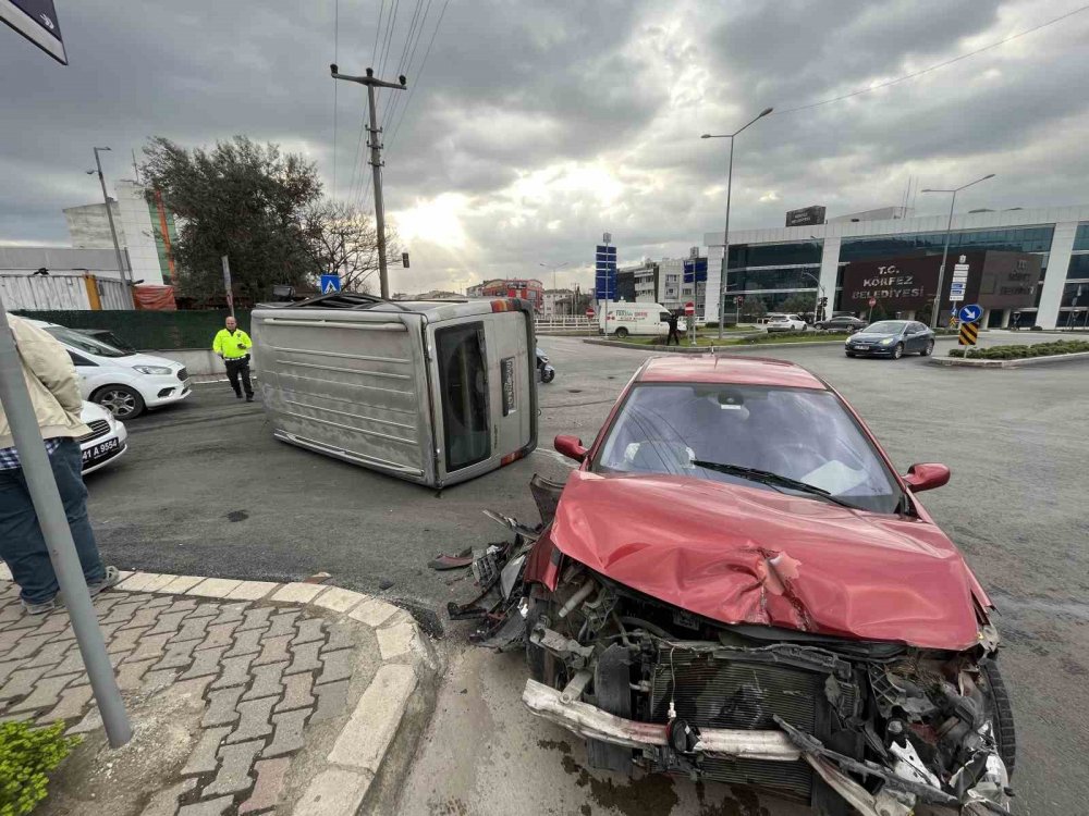 Otomobil ile çarpışan minibüs yan yattı: 1 yaralı