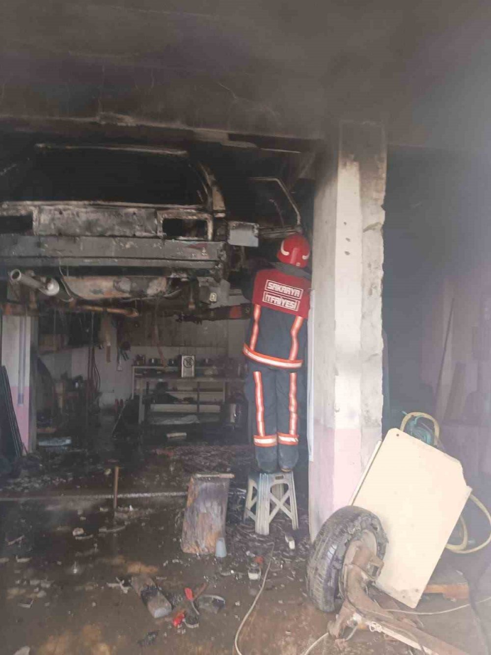 Tamire getirilen otomobil sonrası dükkanı kül oldu