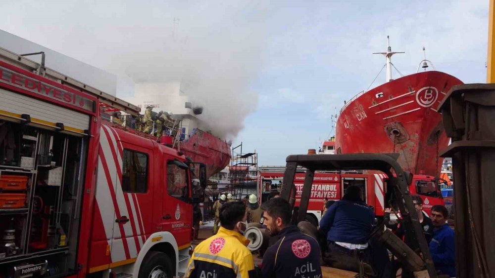 Tuzla’da bakımda olan yağ tankerinde yangın çıktı