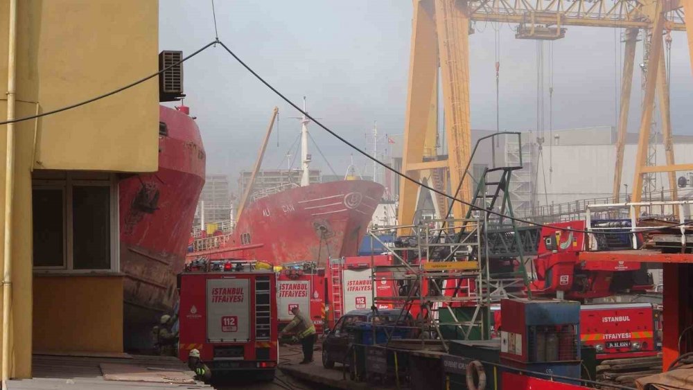 Tuzla’da bakımda olan yağ tankerinde yangın çıktı
