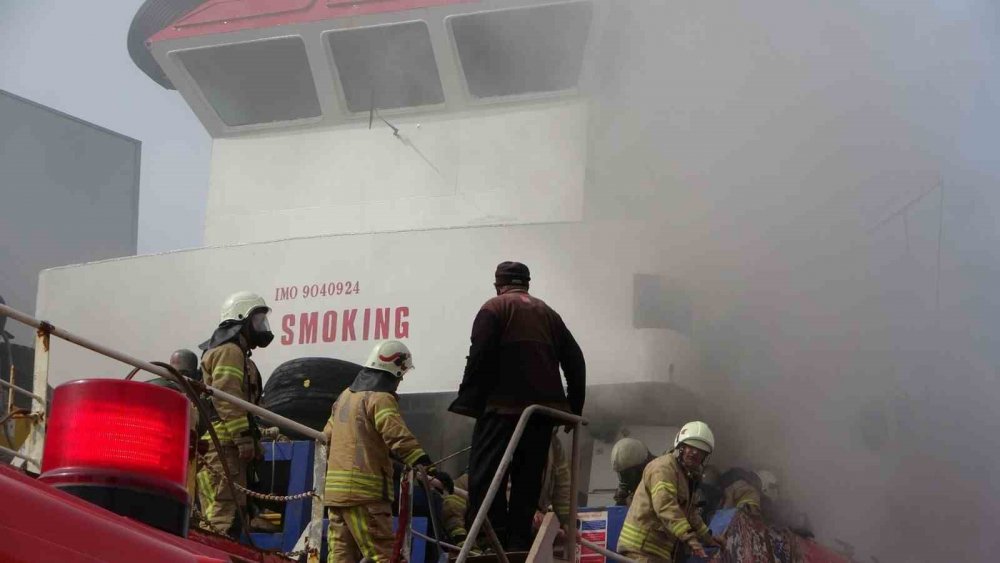 Tuzla’da bakımda olan yağ tankerinde yangın çıktı