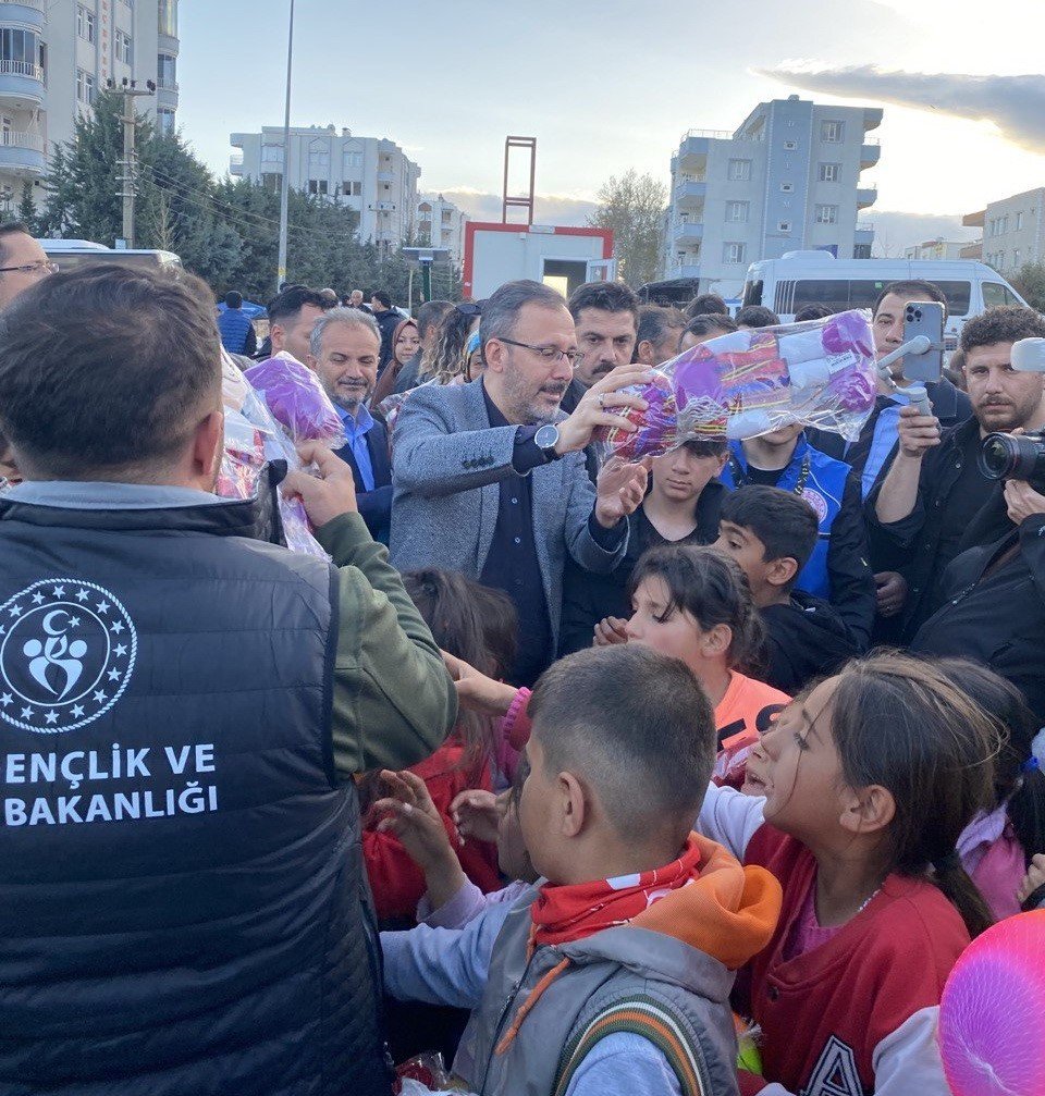 Bakan Kasapoğlu, depremzedelerle bir araya geldi