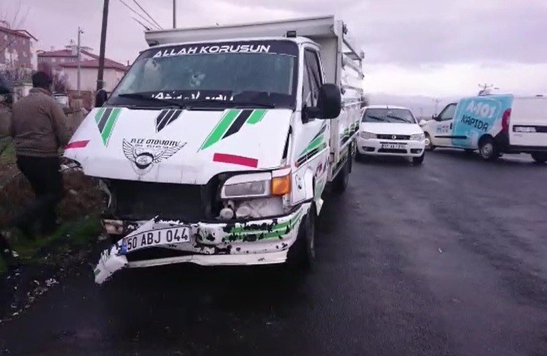 Ticari taksi ile kamyonet çarpıştı: 5 yaralı