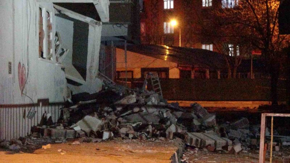Diyarbakır’da ağır hasarlı binanın bir bölümü çöktü