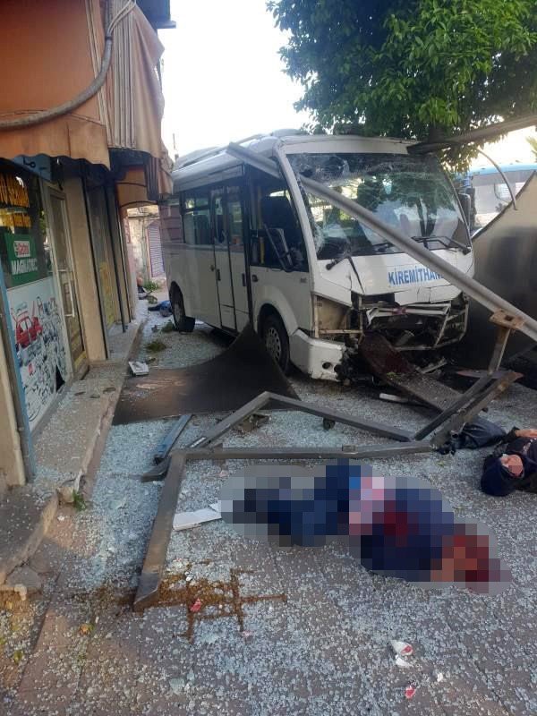 Dolmuş durakta bekleyenlere çarptı: 1 ölü, 7 yaralı