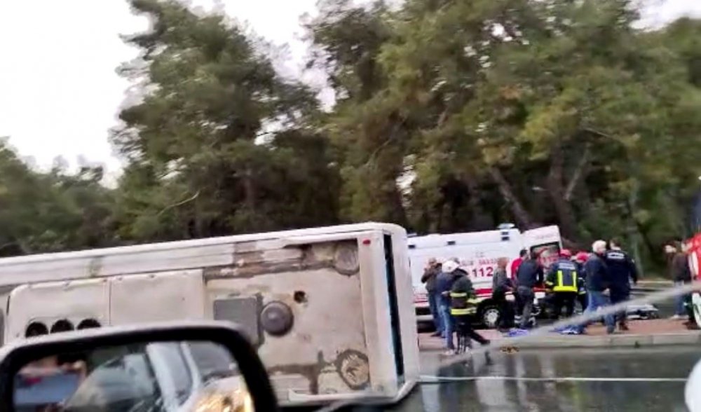 Fabrika personelini taşıyan servis devrildi: 7 yaralı