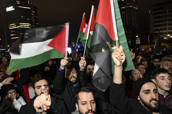 İsrail'in Mescid-i Aksa saldırısı başkonsolosluk önünde protesto edildi