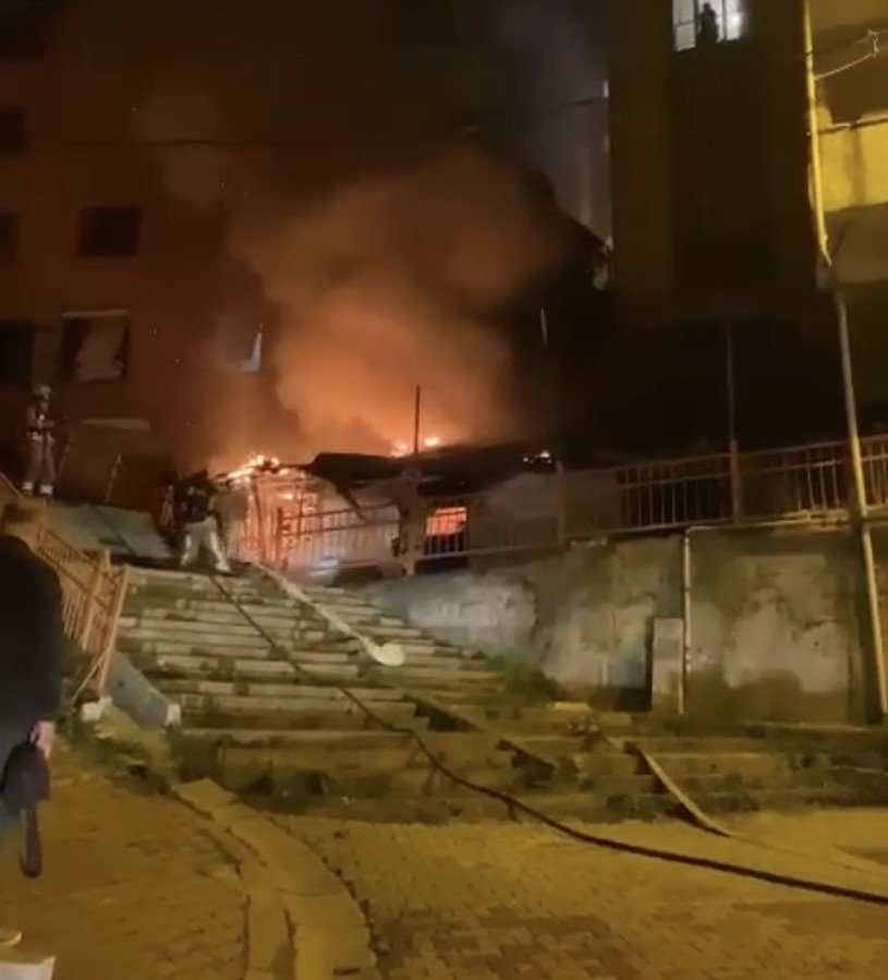 Gecekondu alev alev yandı