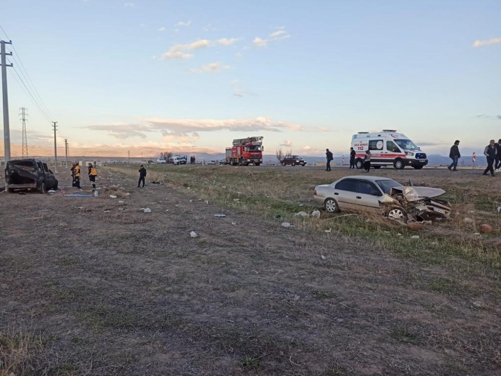 Konya plakalı otomobil ile hafif ticari araç çarpıştı: 1 ölü, 4 yaralı