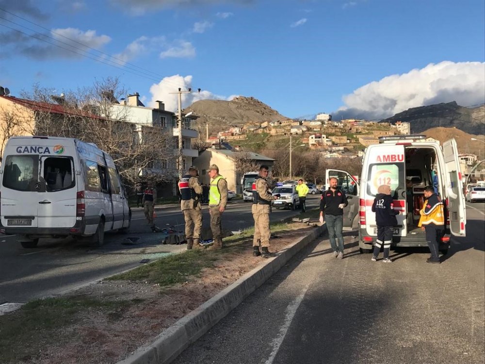 İşçi servisi kaza yaptı: 1 ölü, 7 yaralı