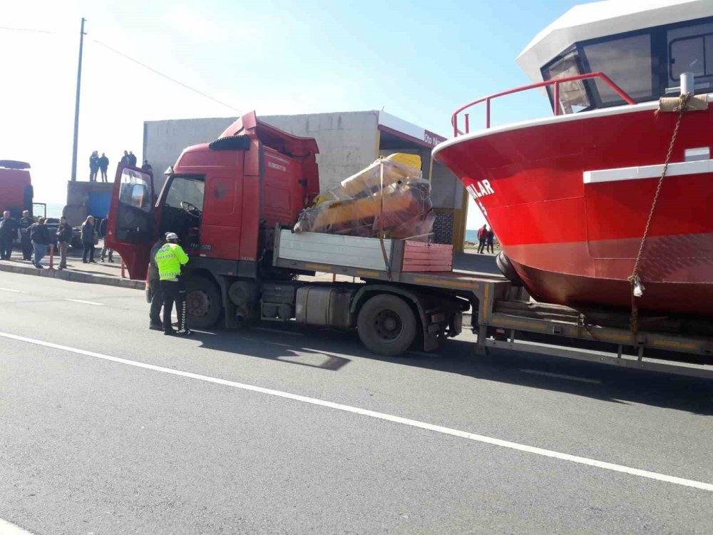 Teknenin üzerinde üst geçidi farketmedi canından oldu