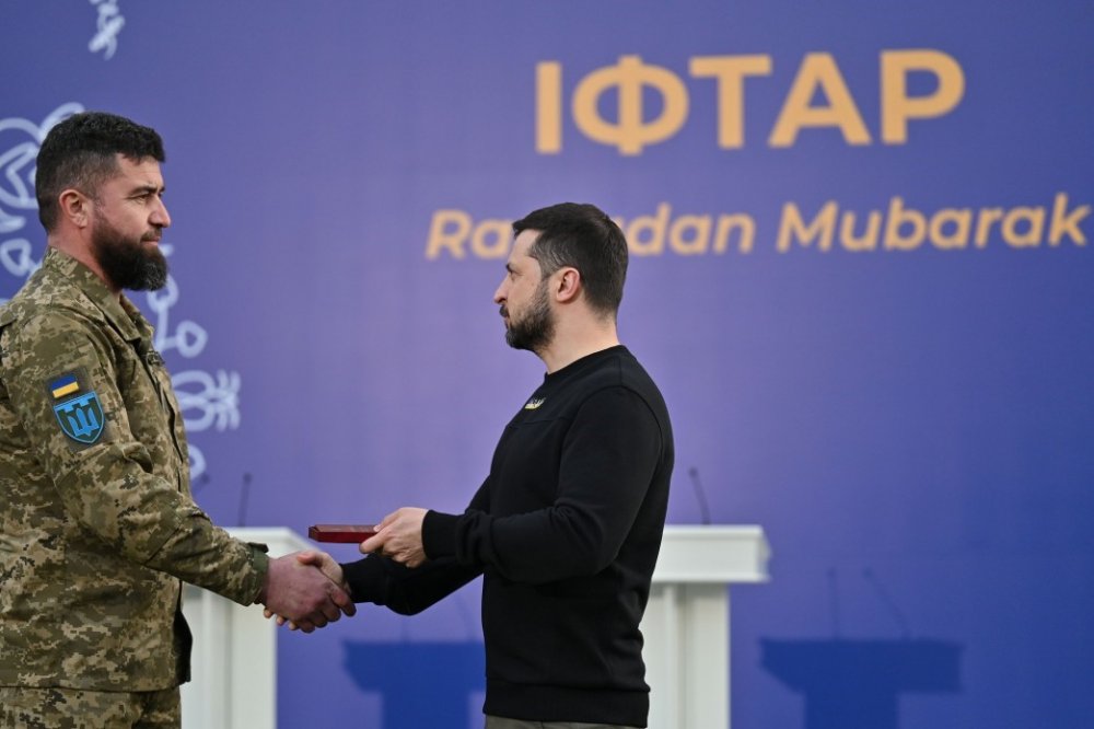 Zelenskiy, Ukrayna ordusundaki Müslüman askerlerle iftar yaptı