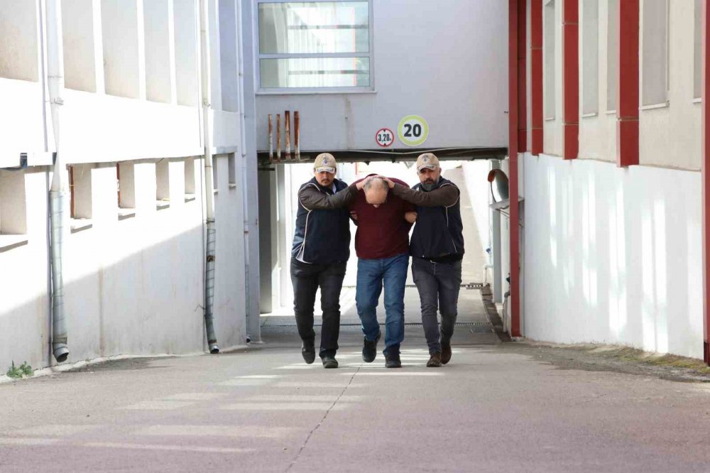 3 yıldır firar olan FETÖ’cünün saklandığı yerden servet çıktı