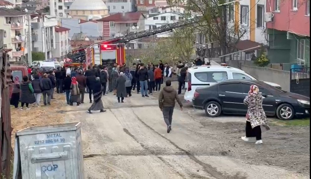 Araç lastikleri alev alev yandı, bina sakinleri kavgaya tutuştu