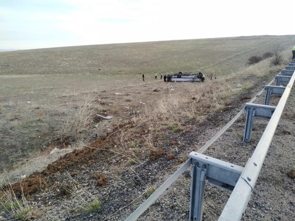 Cenaze taşıyan nakil aracı devrildi: 2 ölü, 3 yaralı