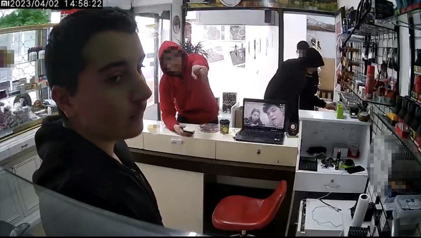 Hırsızın güldüren kaçışı kameraya yansıdı