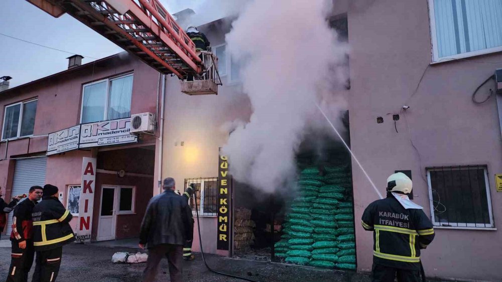 Kömür satış dükkanından yangın paniği