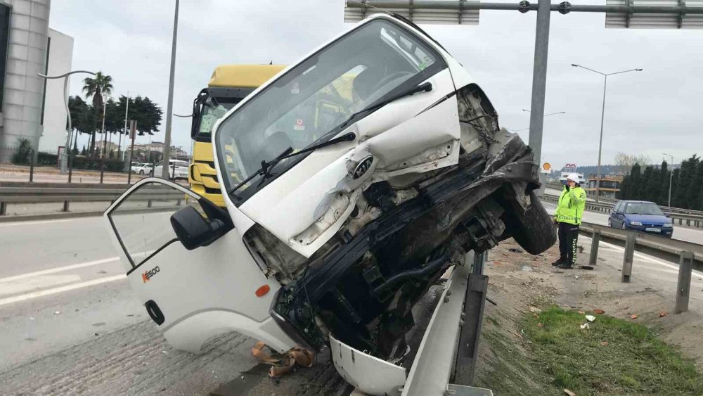 Kontrolden çıkan kamyonet bariyerlere çarptı