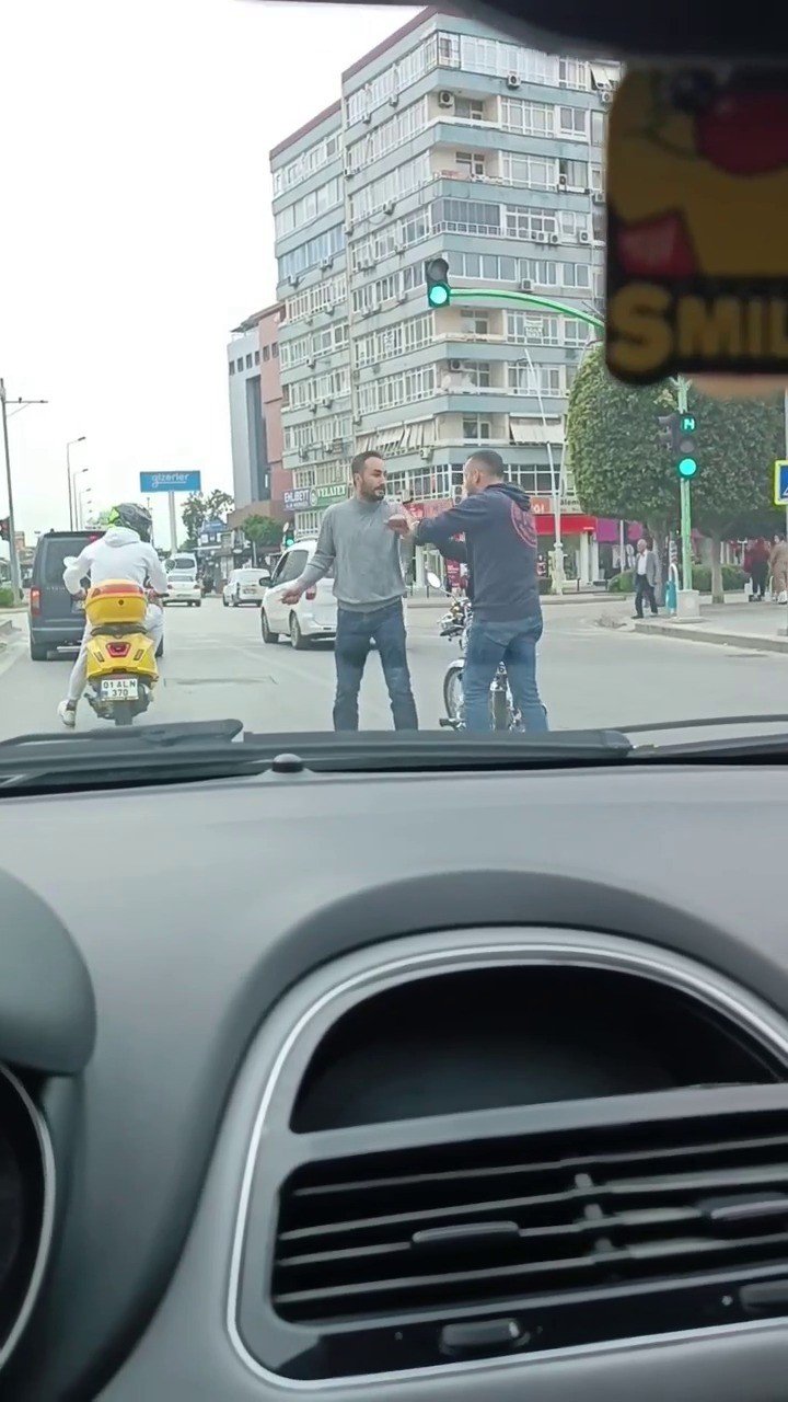 Trafikte yol verme tartışmasında bıçaklı saldırı