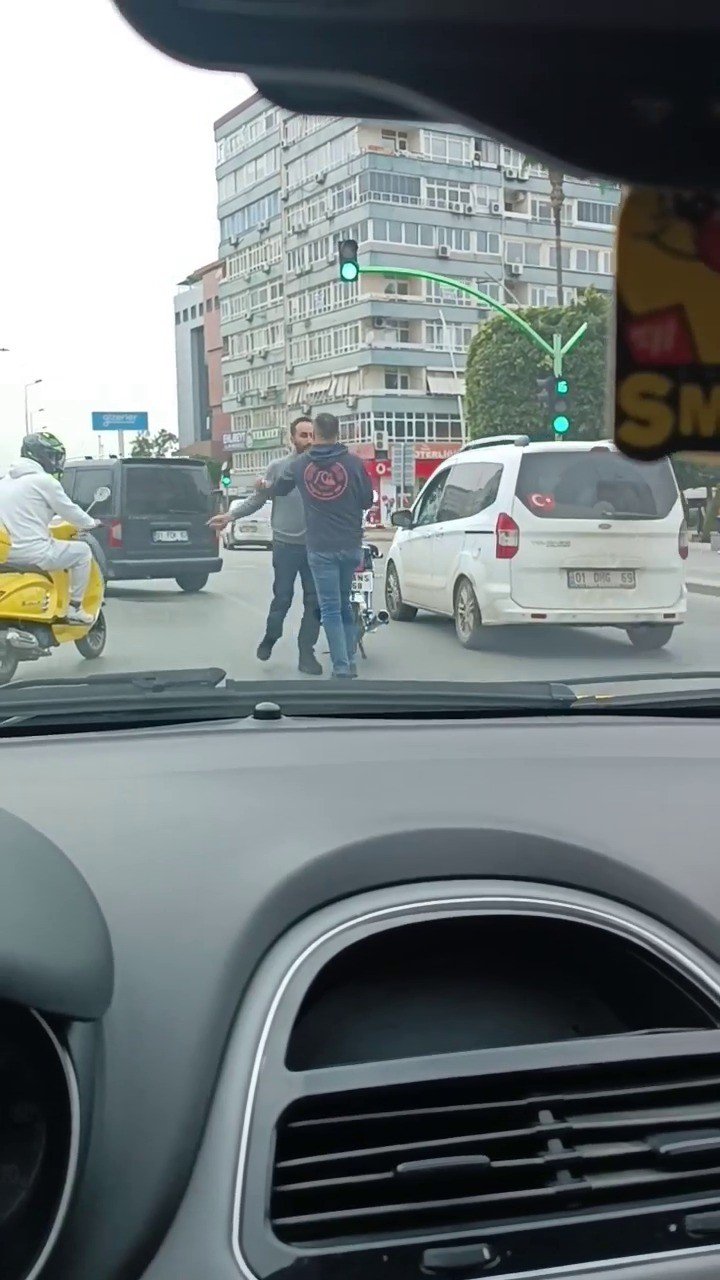 Trafikte yol verme tartışmasında bıçaklı saldırı